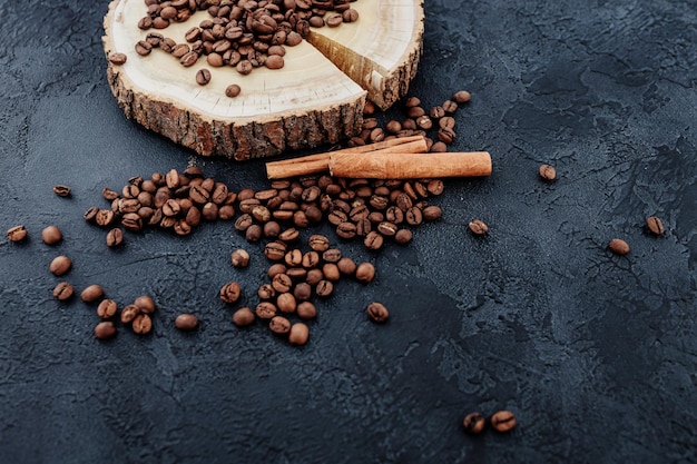 Grains de café et cannelle