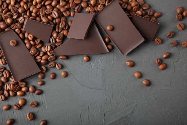 grains de café et chocolat sur la table