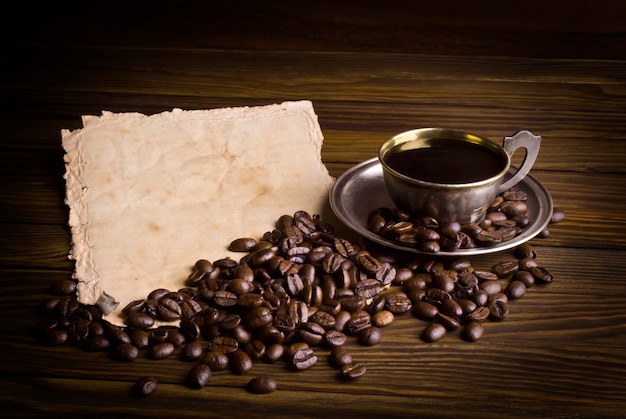 Grains de café à côté d'une tasse de café