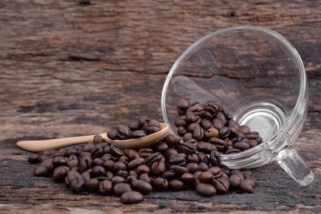 Grains de café en coupe sur plancher en bois, fond en bois