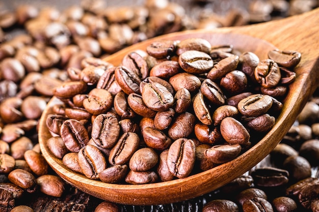 Grains de café avec cuillère en bois, café arabe sélectionné en haute résolution