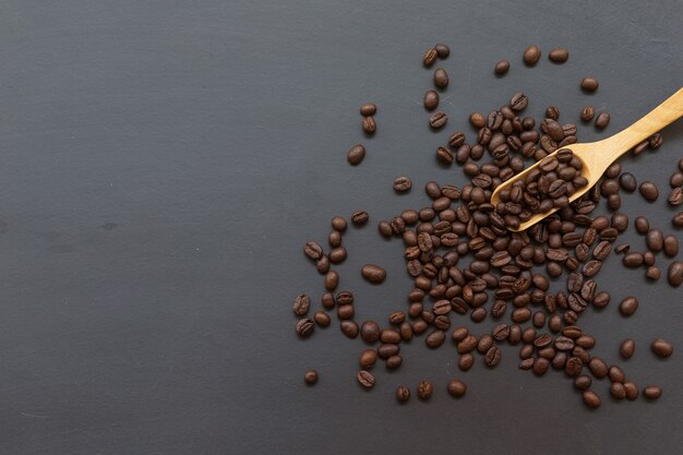 Grains de café et cuillère en bois