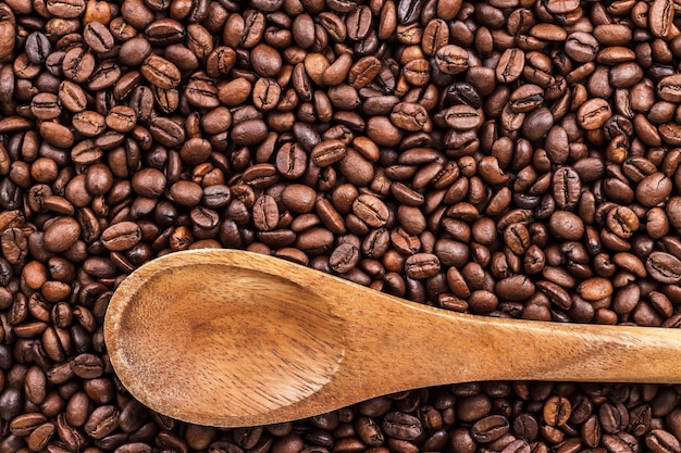 Grains de café et cuillère en bois