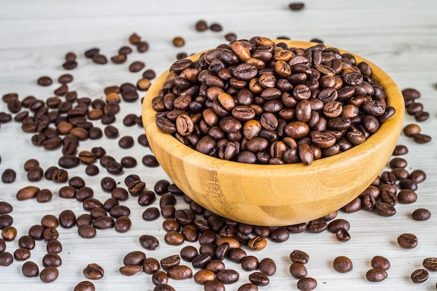 Grains de café dans une assiette en bois