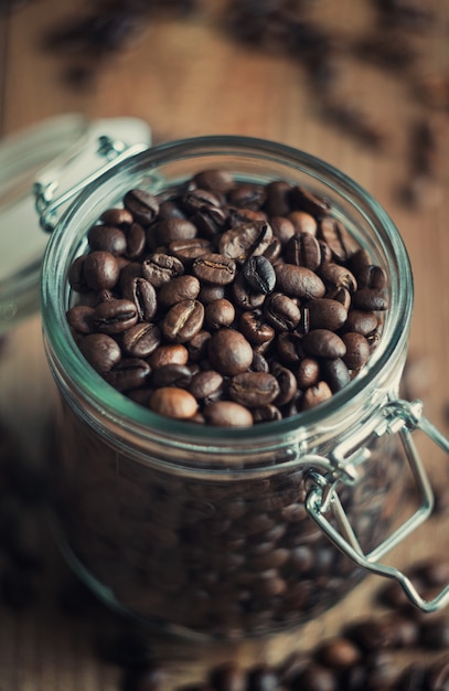 Grains de café dans un bocal en verre