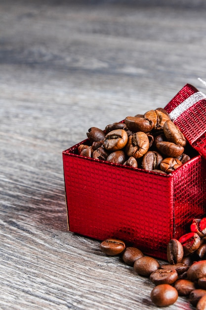 Grains de café dans une boîte cadeau