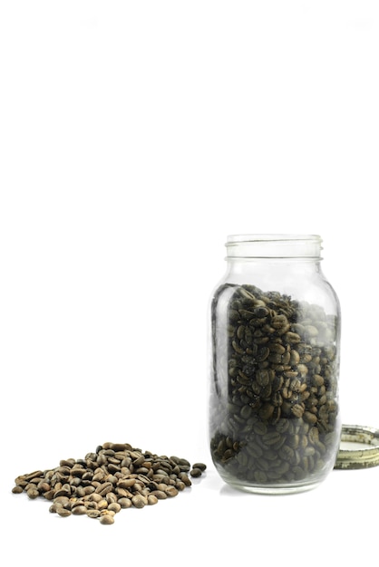 Photo grains de café dans une bouteille isolée sur fond blanc