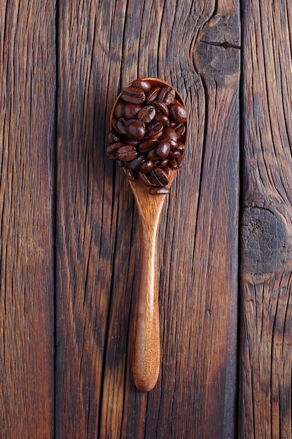 Grains de café dans une cuillère