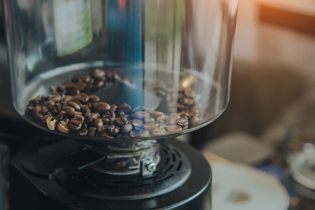 Grains de café dans la machine.