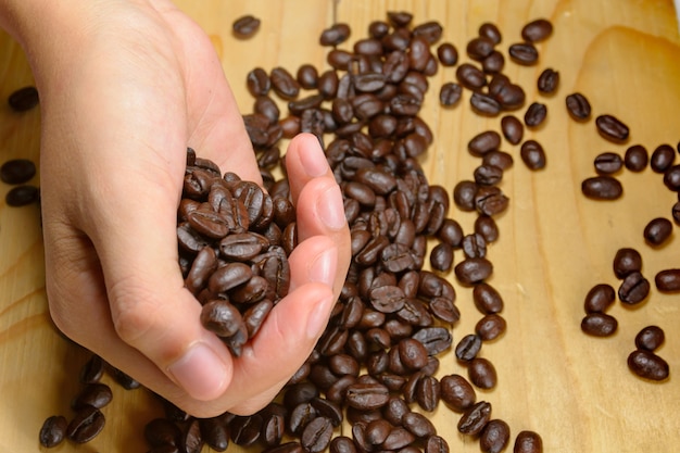 Grains de café dans les mains