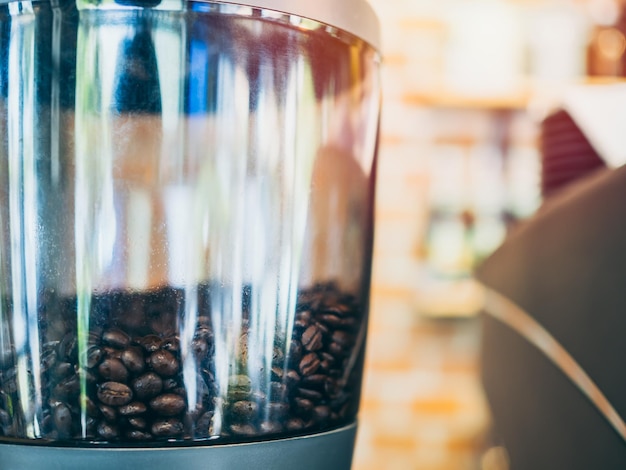 Grains de café dans un moulin à café électrique