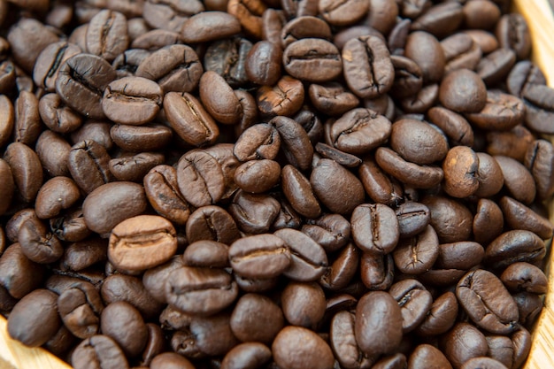 Grains de café dans un plateau en forme de cœur représentant l'amour du café