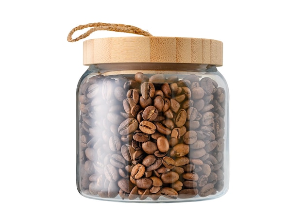 Grains de café dans un pot en verre avec un couvercle en bois isolé sur un fond blanc