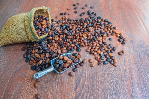 Grains de café dans un sac brun