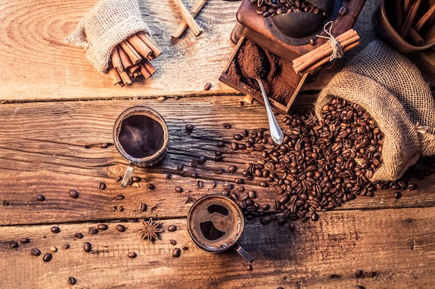 grains de café dans un sac sur une table en bois