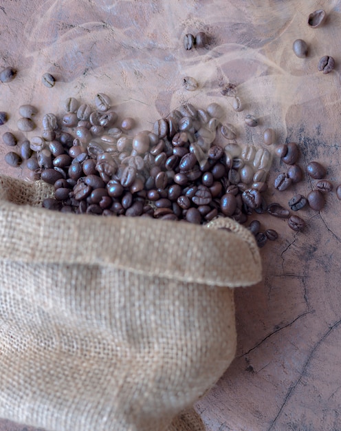 Photo grains de café dans le sac sur la table