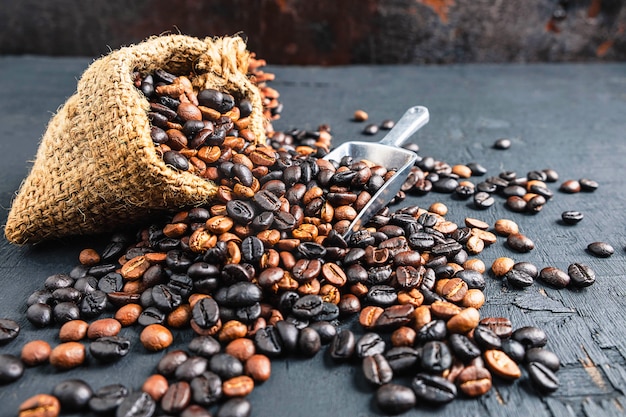 Grains De Café Dans Un Sac En Tissu Brun