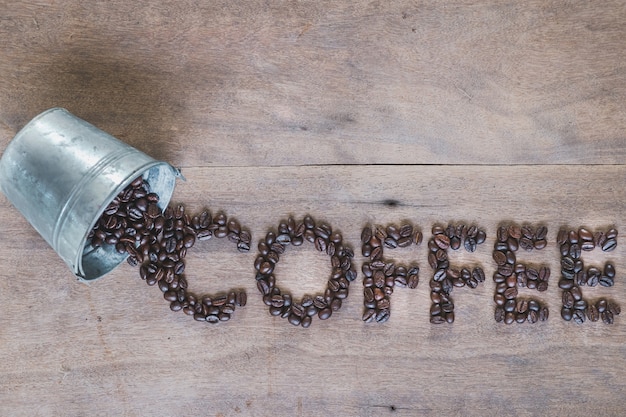 Grains de café dans un seau en métal