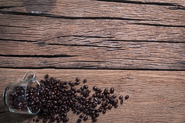 Les grains de café dans la tasse sont placés sur la vue de dessus de table