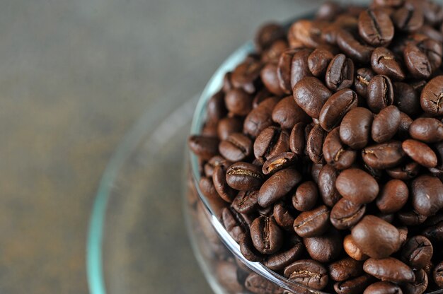 Grains de café dans une tasse en verre transparent