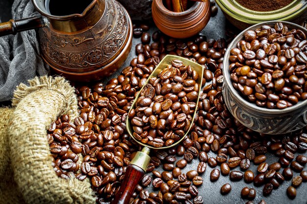 Grains de café dans une tasse sur une vieille table.