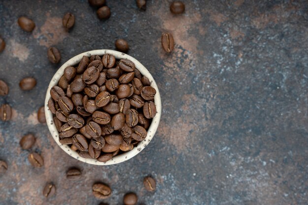 Grains de café dans une tasse. Vue de dessus.