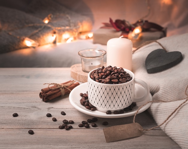 Grains de café dans une tasse