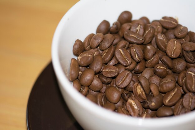 Grains de café dans la tasse.