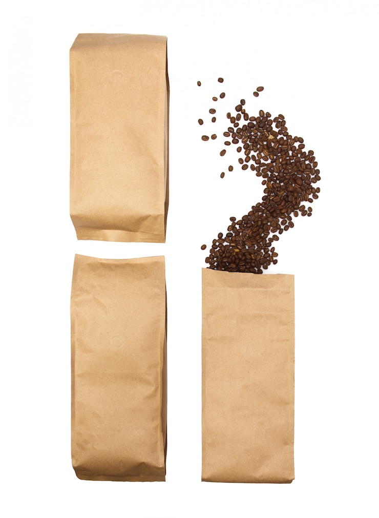 Photo les grains de café débordent de l'emballage