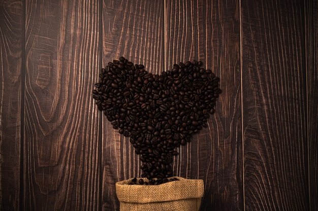 Grains de café disposés en forme de coeur.Amour boire du café