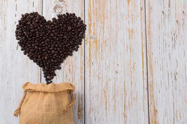 Grains de café disposés en forme de coeur.Amour boire du café