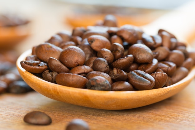 Grains de café avec du bois de cuillère