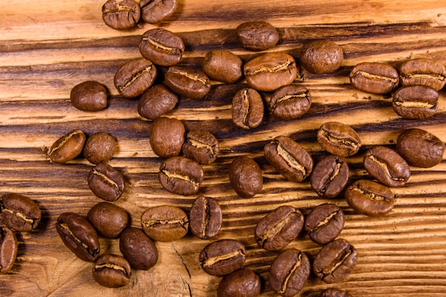 Grains de café épars sur une table en bois Vue de dessus