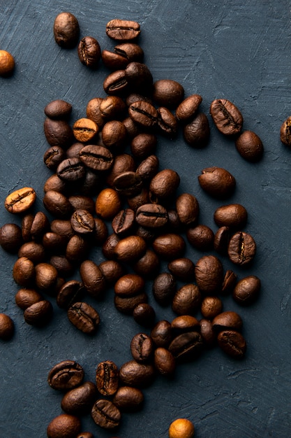 Grains de café sur un espace bleu foncé