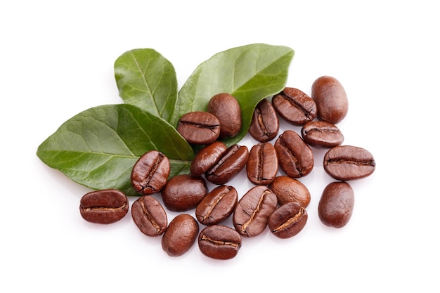 Grains de café et feuilles sur fond blanc