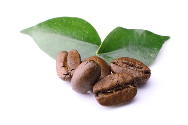 Grains de café avec des feuilles isolées sur blanc