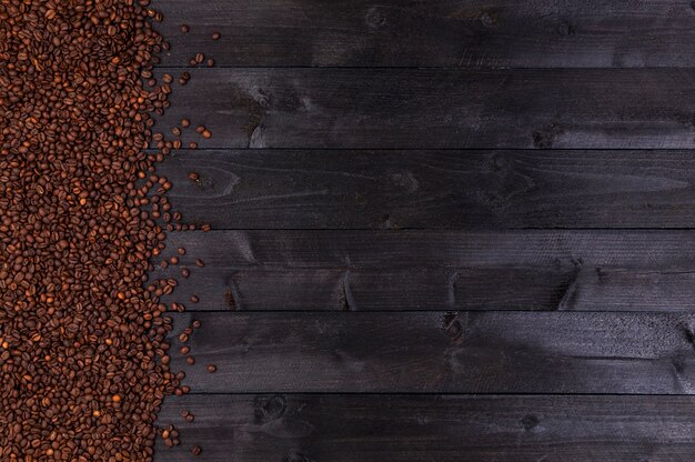 Grains de café sur fond en bois foncé