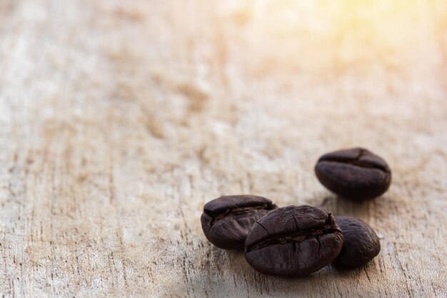 Grains de café sur fond de bois grunge