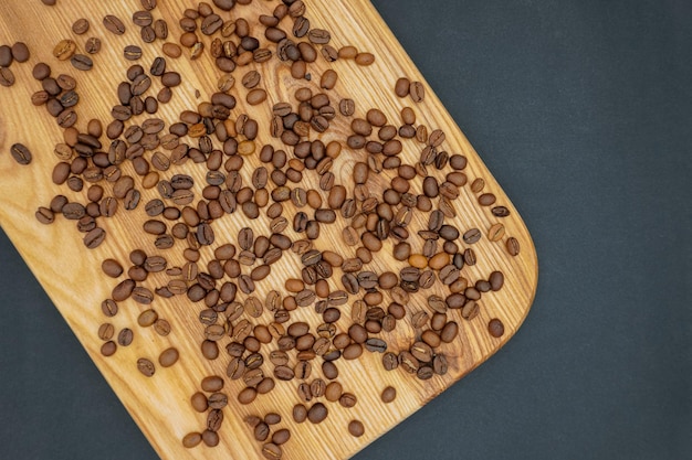 Grains de café sur fond en bois. Notion de café. Grains de café.