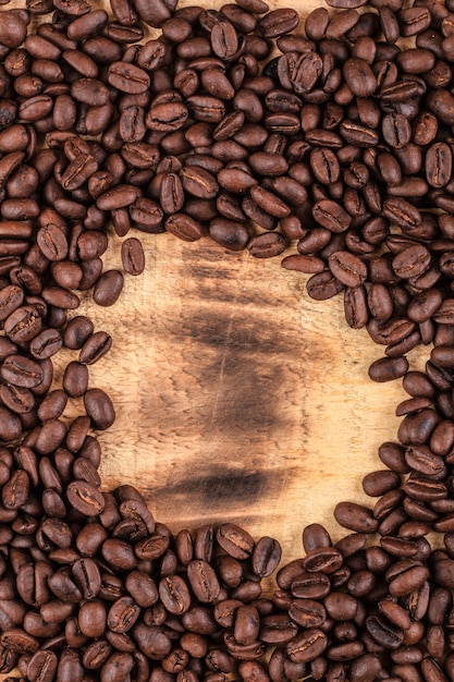 Grains de café. Sur un fond en bois Vue de dessus. Espace de copie.