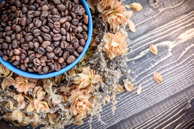 grains de café sur un fond en bois