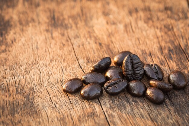 Grains de café sur fond de bois