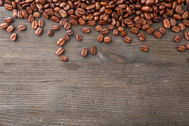 Grains de café sur fond en bois