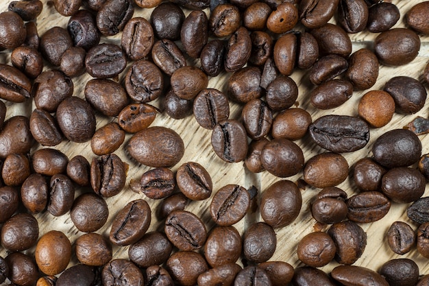 Grains de café sur fond en bois.