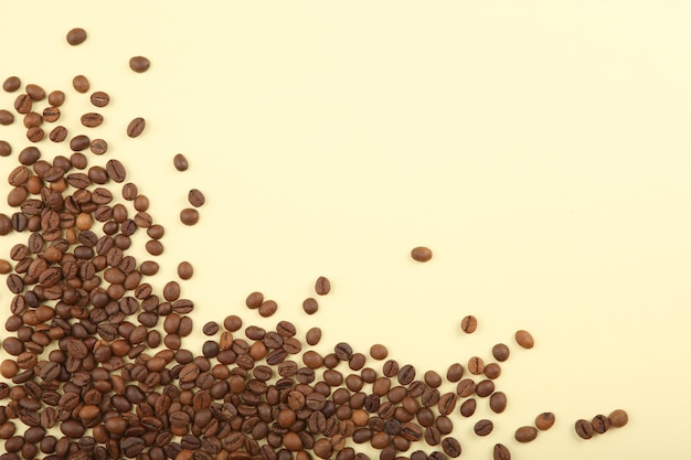 Grains de café sur un fond coloré pour insérer le minimalisme de texte