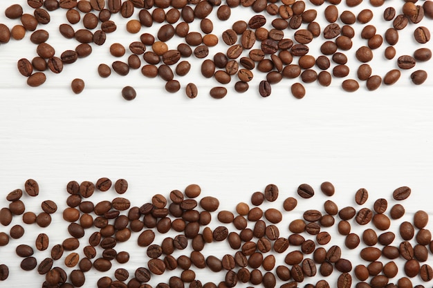 Grains de café sur un fond coloré pour insérer le minimalisme de texte