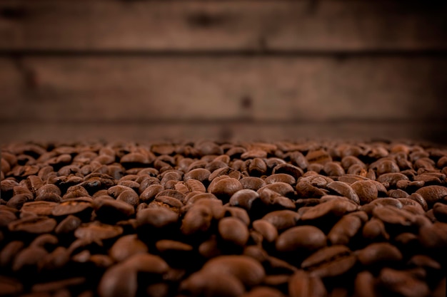 Grains de café sur un fond de mur en bois Café comme début de journée
