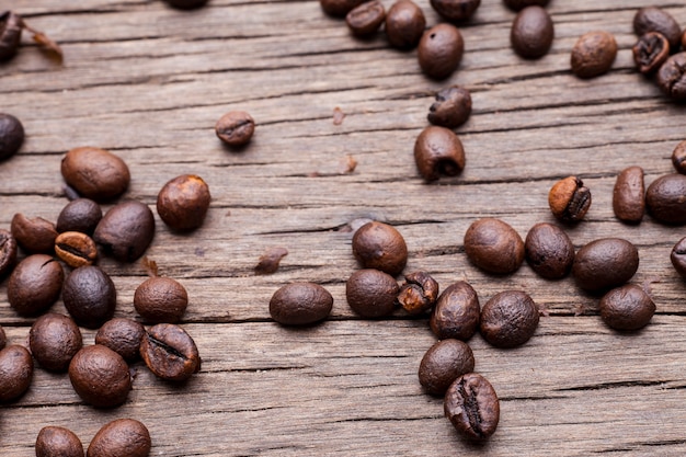 Grains de café sur fond de plancher en bois ancien.