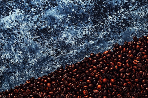 Grains de café sur fond sombre d'un béton