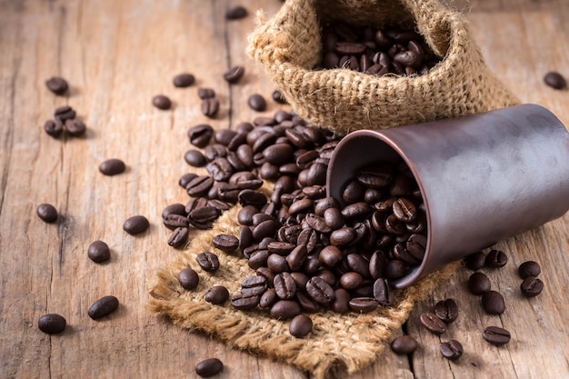 grains de café sur fond de table en bois